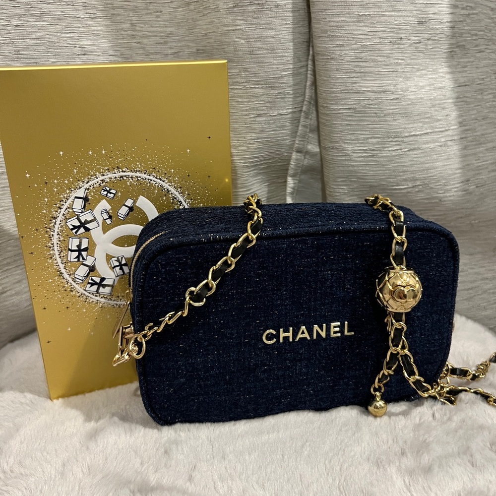 Brand new 2023 Chanel holiday beauty case

Comes with an adjustable gold…